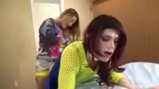 Kapatid na babae kinakabit sa pamamagitan ng nangingibabaw na babae tuktok