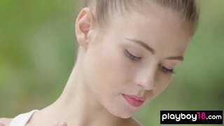 Танак бринета курва скинуте голе током тренинга у боксу