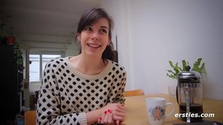 Həvəskar Qız Потирает Öz Нестриженый Bürcü