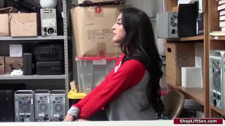 Latina shoplifts y un oficial de búsquedas de ella.Él la hace la tira de abajo y domina a ella para agarrar sus pechos.Ella le da una mamada y luego le lamerá su