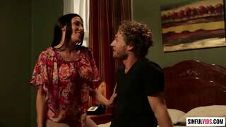 Horny bruna Rachel Starr sucks malfacile vergo en la 69 pozicio antaŭ ricevas aspergita kun jizz