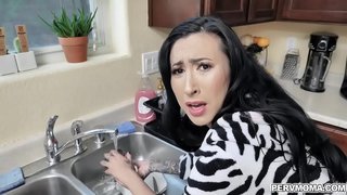 Кайнар әнием Лили Лейн тели, аның пасынки эчтек, сок, шуңа күрә ул катается анда, әлегә стирает эчке кием