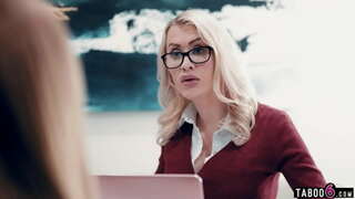 Rumaja stepdaughters geus sababaraha gangguan di karya jeung nya MILF boss