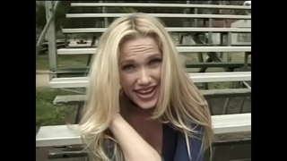 Calenta rossa amb els cabells llargs li encanta muntar una polla dura a la sala