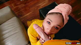 Ciudățenia mea vitregă Cali Lee deepthroats mare pula mea dupa ce aud la telefon