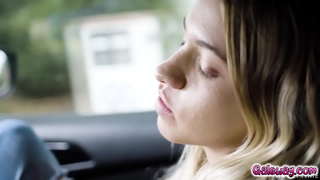 Khloe تسلیم شد و از Gias پرشور لمس به عنوان او در حرارت لحظه ای