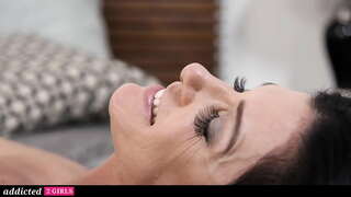 Trinn-Mamma Fucks Henne Lesbiske Stedatter