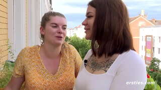 Сексуалды қыз өзінің кискасын сезімтал түрде мастурбациялайды 