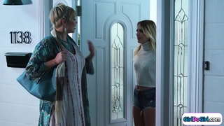 Blondínky sa spoja s jej krokmi cez Prsnaté milf médium.Bozkávajú sa a médium je lemované.Malé Prsia babe facesits s jej oholený piči